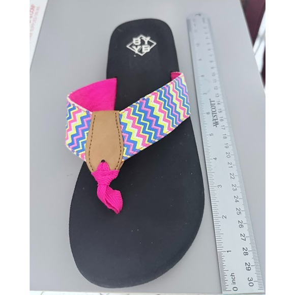 BY YB Womens Size 9 Black Pink Zigzag Sandals Flip Flops Colorful Pattern - Picture 11 of 12